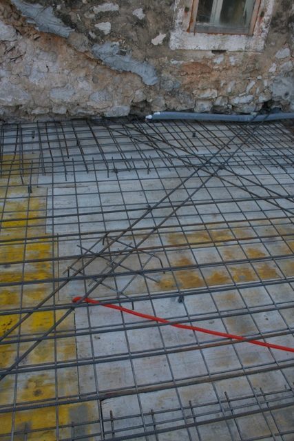 Steel mesh and diagonal reinforcing
